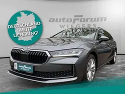Grau Gebraucht 2024 Skoda Superb Selection Kombi | 35.481 € (Guter Preis)