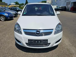 Weiß Gebraucht 2011 Opel Zafira Design Edition Van / Kleinbus | 5.900 € (Fairer Preis)