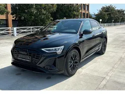 Mythosschwarz (metallic) Gebraucht 2024 Audi Q8 Sportback e-tron Ambiente SUV | 59.899 € (Superpreis)