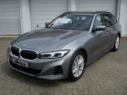 Grau Gebraucht 2024 BMW 318 Comfort Edition Kombi | 37.950 € (Teuer)