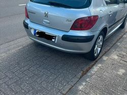 Grau Gebraucht 2005 Peugeot 307 Limousine | 3.900 € (Etwas zu teuer)