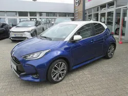 Nachtblau / dach weiß Gebraucht 2021 Toyota Yaris Elegant Limousine | 17.950 € (Fairer Preis)
