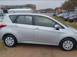 Silber Gebraucht 2014 Toyota Verso-S Cool Van / Kleinbus | 8.100 € (Guter Preis)