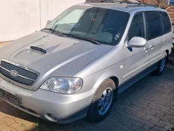 Silber Gebraucht 2004 Kia Carnival 2 Van / Kleinbus | 1.900 € (Teuer)