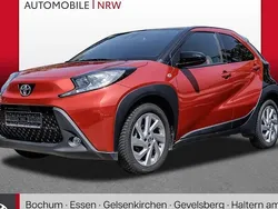 Chili red perleffekt/ night sky black Gebraucht 2022 Toyota Aygo Basis Kleinwagen | 17.489 € (Fairer Preis)