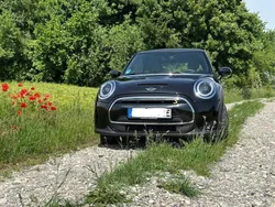 Schwarz Gebraucht 2021 Mini Cooper SE Classic Kleinwagen | 15.500 € (Guter Preis)