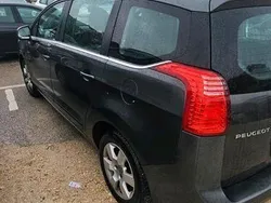Grau Gebraucht 2013 Peugeot 5008 Van / Kleinbus | 4.100 €