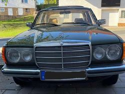 Grün Gebraucht 1982 Mercedes E230 Limousine | 9.800 €