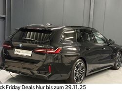 Black sapphire metallic Gebraucht 2024 BMW 520 M Sport Kombi | 53.890 € (Fairer Preis)