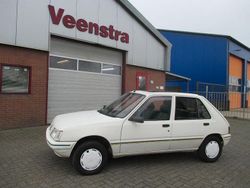 Weiß Gebraucht 1990 Peugeot 205 Limousine | 1.850 €