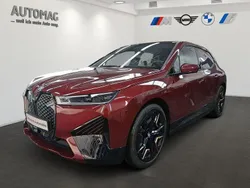 Rot Gebraucht 2022 BMW iX Sport Line SUV | 54.990 € (Etwas zu teuer)
