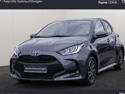 Grau Gebraucht 2022 Toyota Yaris Hybrid Limousine | 20.490 € (Fairer Preis)