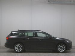 Obsidianschwarz metallic Gebraucht 2023 Ford Focus Cool & Connect Kombi | 11.480 € (Superpreis)