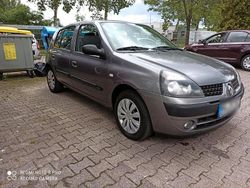 Grau Gebraucht 2003 Renault Clio II Kleinwagen | 2.000 € (Etwas zu teuer)