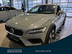 Grau vapour grey / metallic Gebraucht 2023 Volvo V60 CC Plus Kombi | 35.850 € (Fairer Preis)