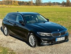 Schwarz Gebraucht 2022 BMW 330 Luxury Line Kombi | 29.590 € (Guter Preis)