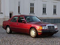 Rot Gebraucht 1993 Mercedes E400 Limousine | 34.900 €