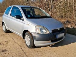 Silber Gebraucht 2002 Toyota Yaris Kleinwagen | 1.300 € (Etwas zu teuer)