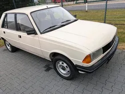 Beige Gebraucht 1983 Peugeot 305 Limousine | 950 €