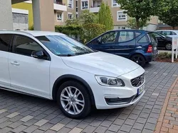 Weiß Gebraucht 2015 Volvo V60 CC Summum Kombi | 15.500 € (Etwas zu teuer)