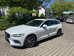 Crystal white pearl / metallic Gebraucht 2024 Volvo V60 Core Kombi | 36.980 € (Superpreis)