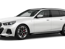 Weiß Gebraucht 2024 BMW 540 Comfort Edition Kombi | 67.251 €