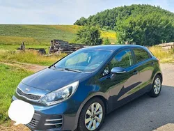 Grau Gebraucht 2015 Kia Rio Limousine | 7.400 € (Fairer Preis)
