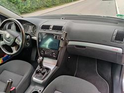 Gelb Gebraucht 2013 Skoda Octavia Scout Kombi | 7.300 €