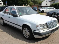 Weiß Gebraucht 1990 Mercedes E200 Limousine | 1.499 €