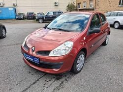 Rot Gebraucht 2005 Renault Clio II Dynamique Limousine | 2.190 € (Fairer Preis)