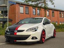 Weiß Gebraucht 2011 Opel Astra GTC Limousine | 12.500 €