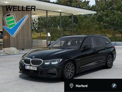 Black sapphire (schwarz) Gebraucht 2022 BMW 330e M Sport Kombi | 31.850 € (Superpreis)