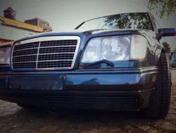 Schwarz Gebraucht 1993 Mercedes E420 Limousine | 9.890 €