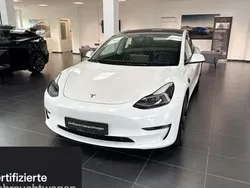 Weiß Gebraucht 2021 Tesla Model 3 Long Range RWD Limousine | 34.300 € (Teuer)