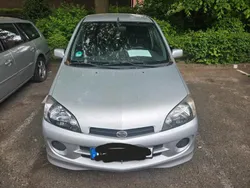 Silber Gebraucht 2004 Daihatsu YRV Van / Kleinbus | 1.350 €