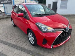 Super red v Gebraucht 2014 Toyota Yaris Hybrid Comfort Kleinwagen | 5.250 € (Fairer Preis)