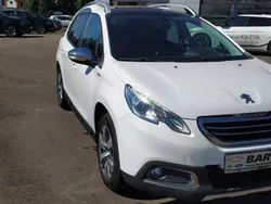 Weiss Gebraucht 2016 Peugeot 2008 Style SUV | 10.990 € (Etwas zu teuer)