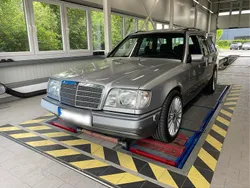 Silber Gebraucht 1996 Mercedes E220 Kombi | 10.900 €