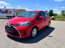 Rot Gebraucht 2016 Toyota Yaris Hybrid Comfort Limousine | 10.990 € (Fairer Preis)