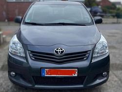 Grau Gebraucht 2010 Toyota Verso Executive Van / Kleinbus | 5.200 € (Fairer Preis)