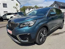 Grau Gebraucht 2019 Peugeot 5008 Van / Kleinbus | 17.899 €
