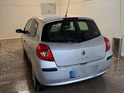 Silber Gebraucht 2007 Renault Clio II Limousine | 1.800 €