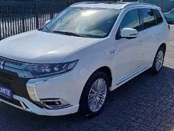 Weiß Gebraucht 2019 Mitsubishi Outlander P-HEV Top SUV | 24.980 € (Etwas zu teuer)