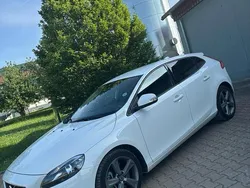 Weiß Gebraucht 2017 Volvo V40 Kombi | 12.000 € (Etwas zu teuer)