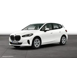 Weiß Gebraucht 2024 BMW 218 Active Tourer Luxury Line Van / Kleinbus | 32.308 € (Fairer Preis)