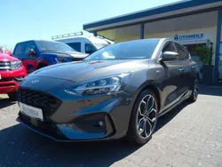 Grau Gebraucht 2020 Ford Focus ST-Line Limousine | 17.690 € (Guter Preis)