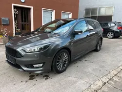 Grau Gebraucht 2016 Ford Focus ST-Line Limousine | 7.900 € (Fairer Preis)