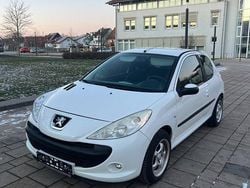 Weiß Gebraucht 2011 Peugeot 206+ Basis Kleinwagen | 1.999 € (Guter Preis)