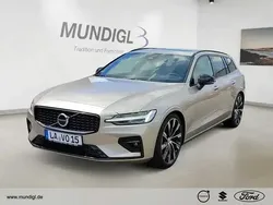 Grau (bright dusk / metallic) Gebraucht 2024 Volvo V60 Ultimate Kombi | 51.900 €