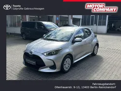 Shimmering silver metallic Gebraucht 2023 Toyota Yaris Hybrid Basis Limousine | 21.990 € (Etwas zu teuer)
